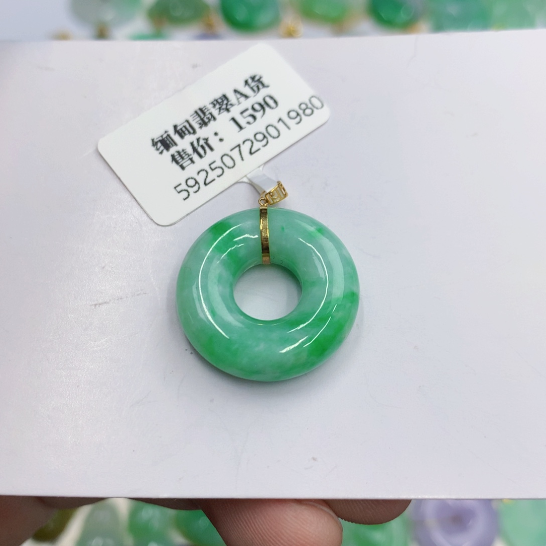翡翠18K金镶嵌颈饰翡翠
