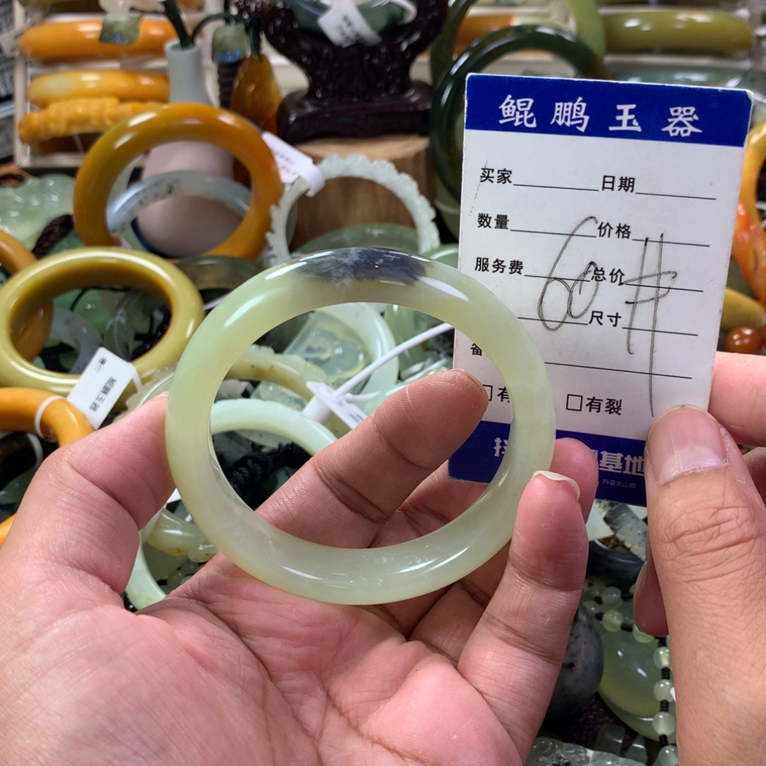 蛇纹石玉手镯未镶嵌