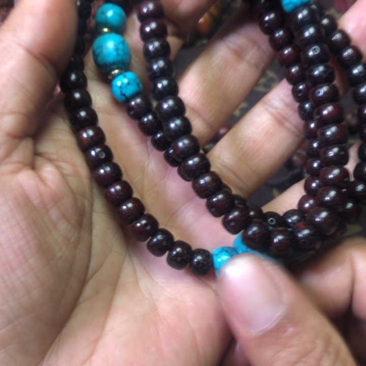 b***a手串搭配要点黑色针织连衣裙