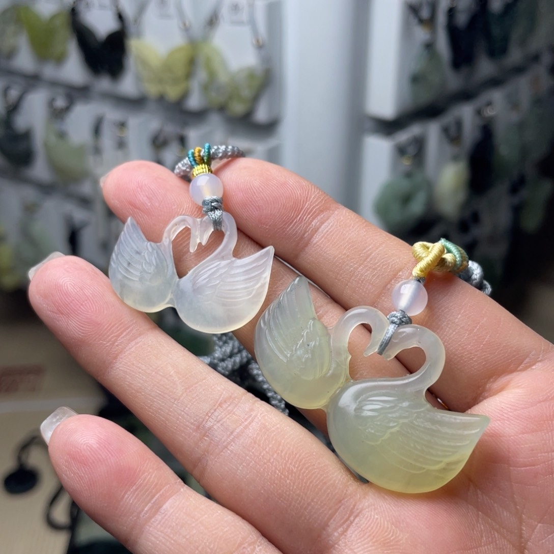 岫玉未镶嵌颈饰天鹅