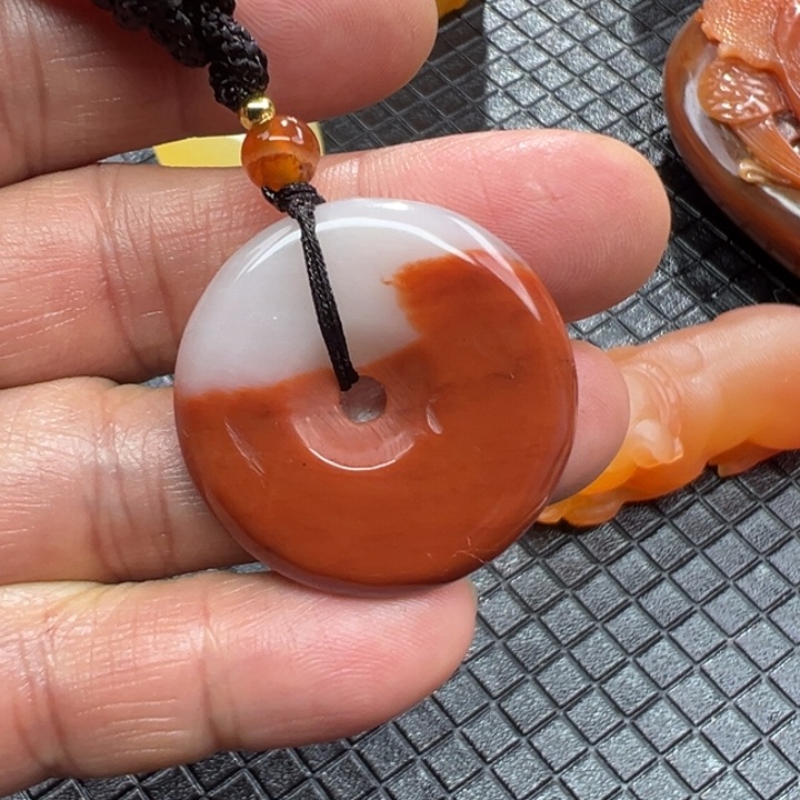 石英质玉（黄龙玉）颈饰未镶嵌