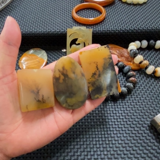 石英质玉（黄龙玉）吊坠合金