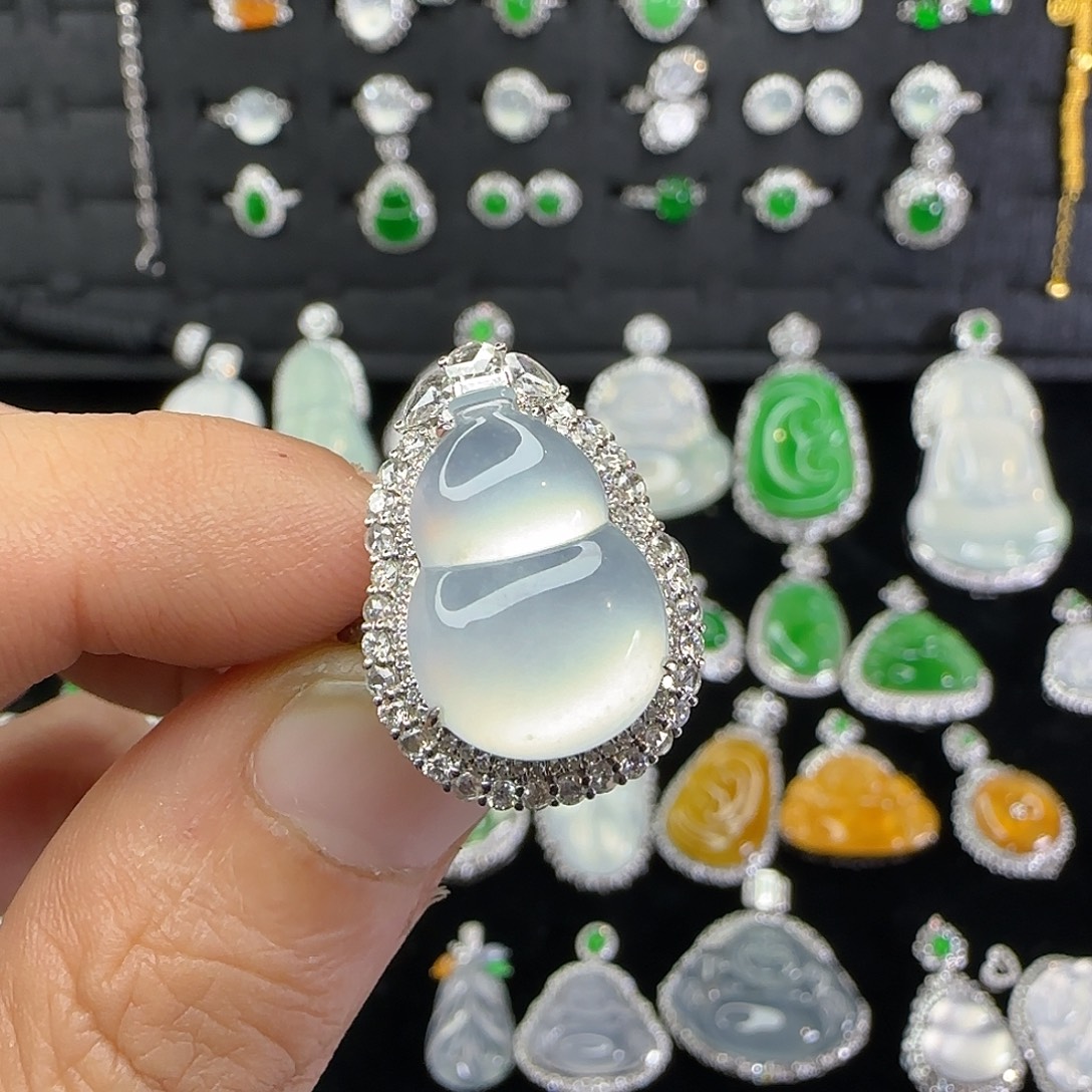 还***。翡翠18K金镶嵌颈饰天然翡翠