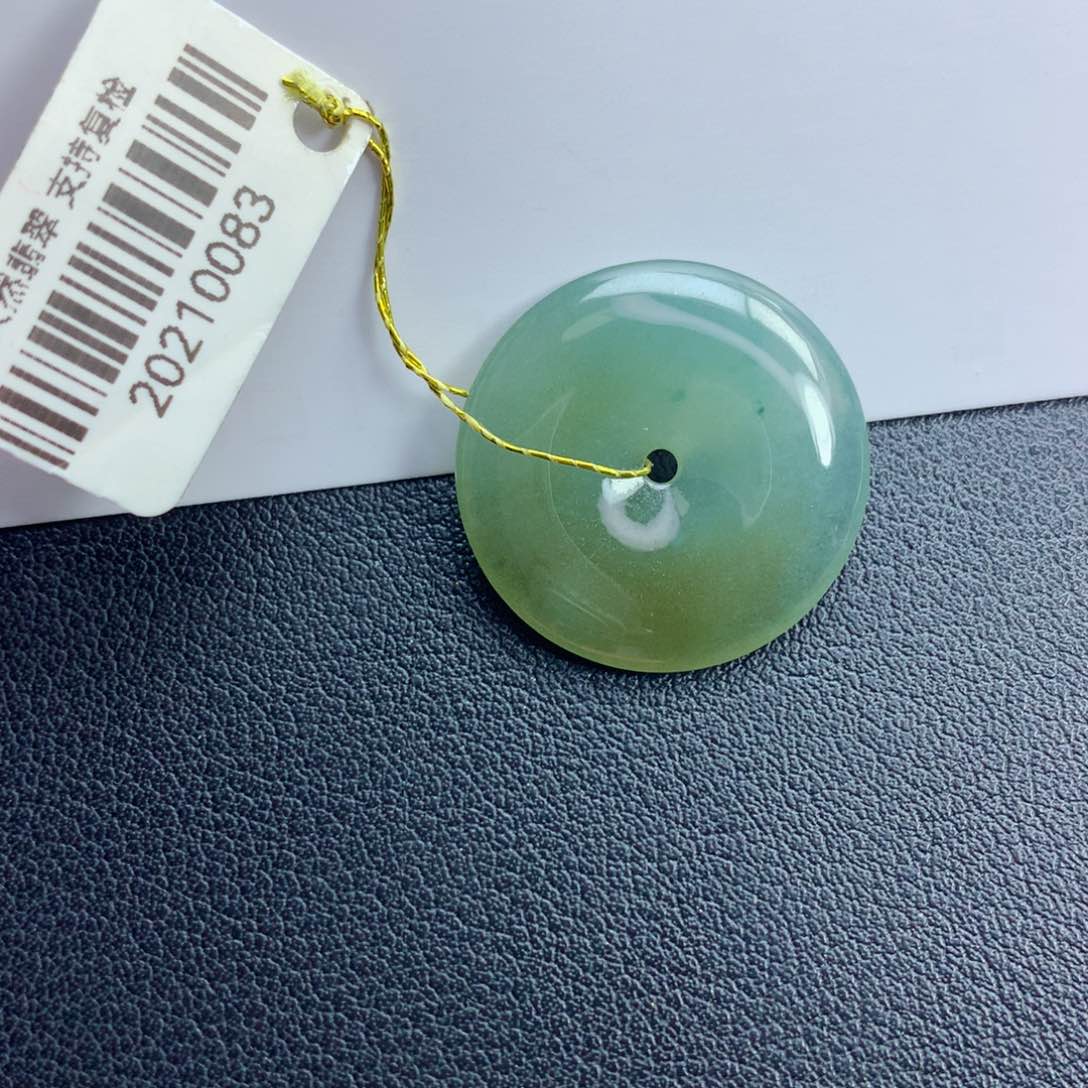 翡翠颈饰未镶嵌平安扣