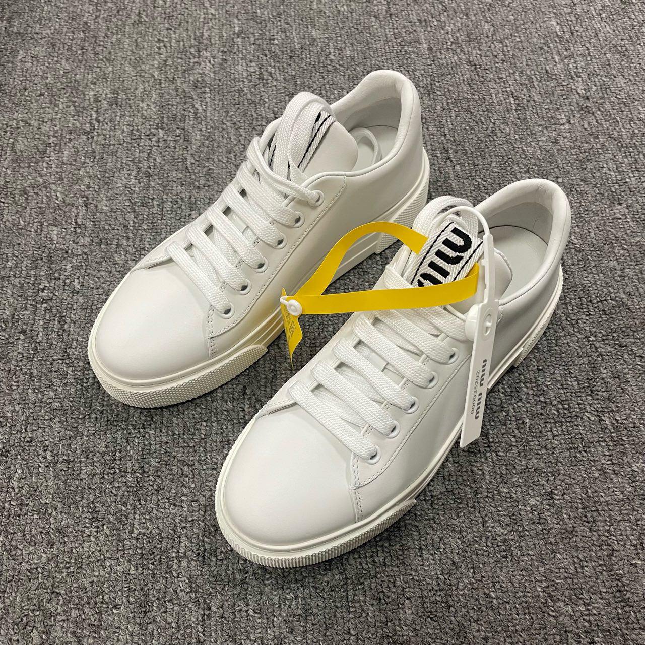 99新 MIU MIU/缪缪 （有盒）厚底纯色时尚板鞋 35.5码/5953