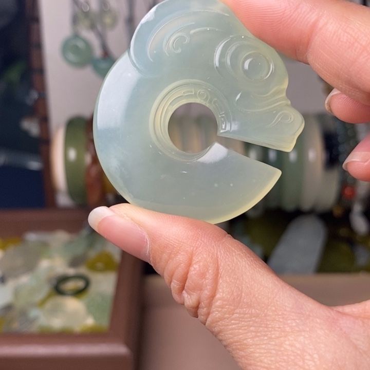 蛇纹石玉颈饰未镶嵌