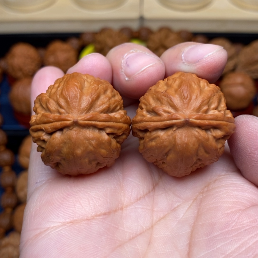 文玩核桃把件手捻卧龙石