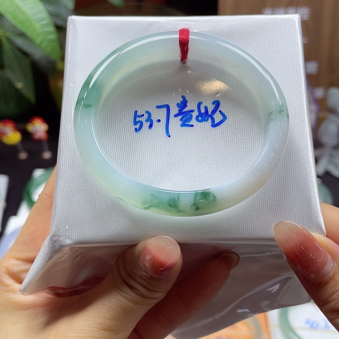 翡翠手镯未镶嵌我****吧88号链接