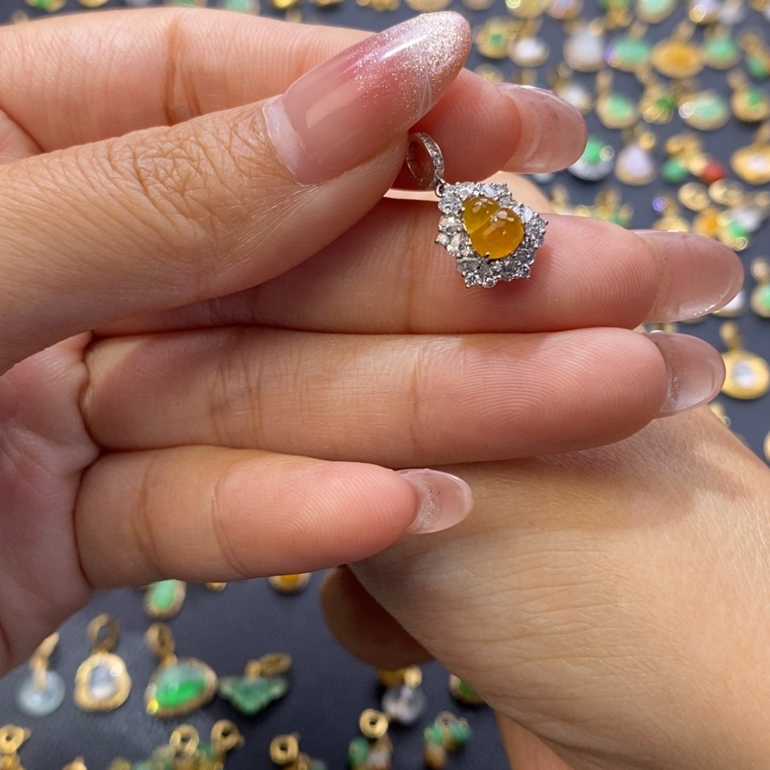 大***目翡翠18K金镶嵌颈饰