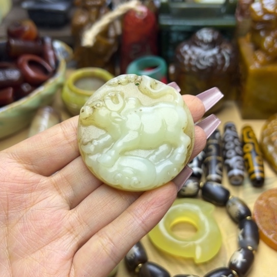 蛇纹石玉未镶嵌颈饰