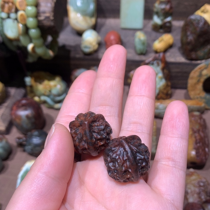 未镶嵌岫岩河磨玉（透闪石质玉）把件