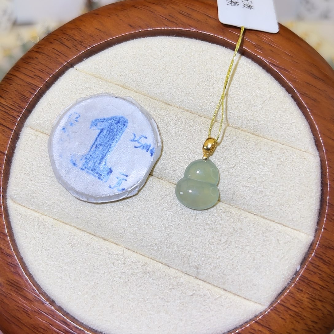 翡翠18K金镶嵌颈饰葫芦