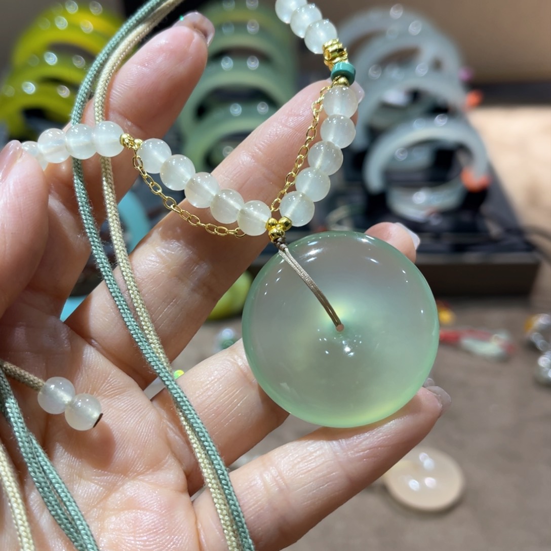 蛇纹石玉颈饰未镶嵌手镯