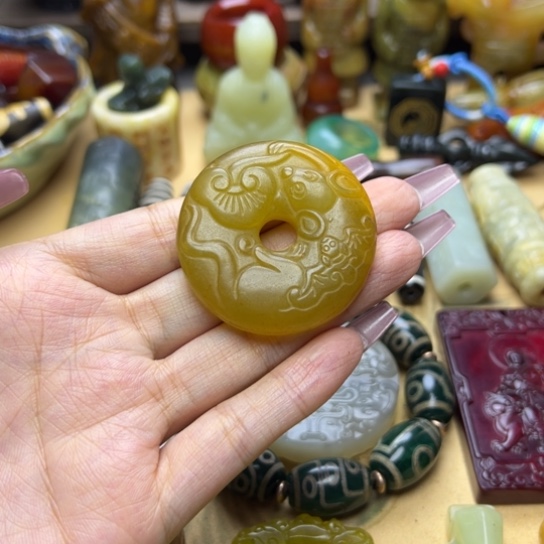 蛇纹石玉未镶嵌颈饰