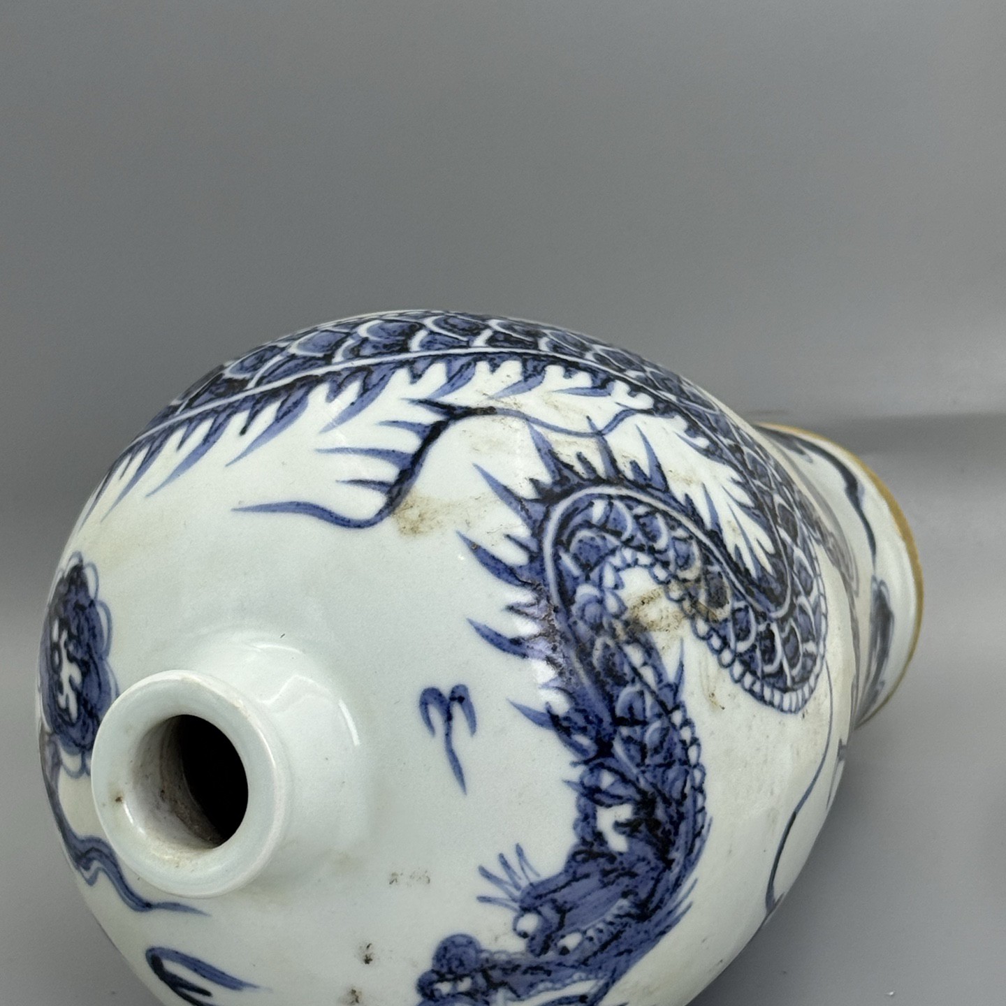 精品青花龙纹梅瓶收藏