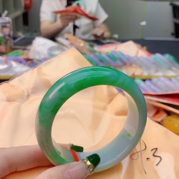 翡翠手镯未镶嵌翡翠手镯