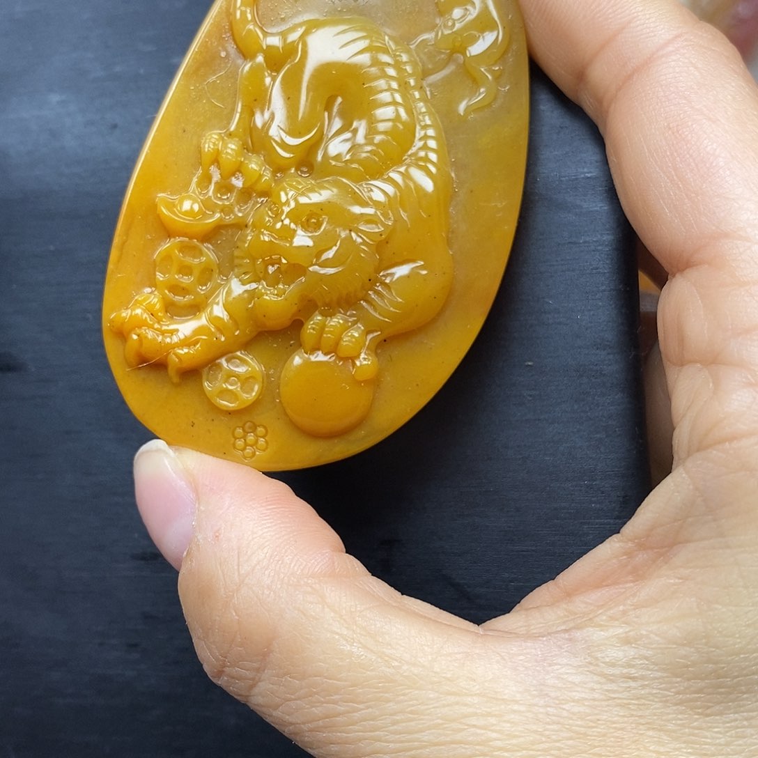 石英质玉（黄龙玉）颈饰未镶嵌