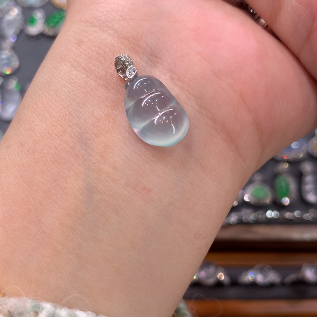 翡翠颈饰18K金镶嵌吊坠