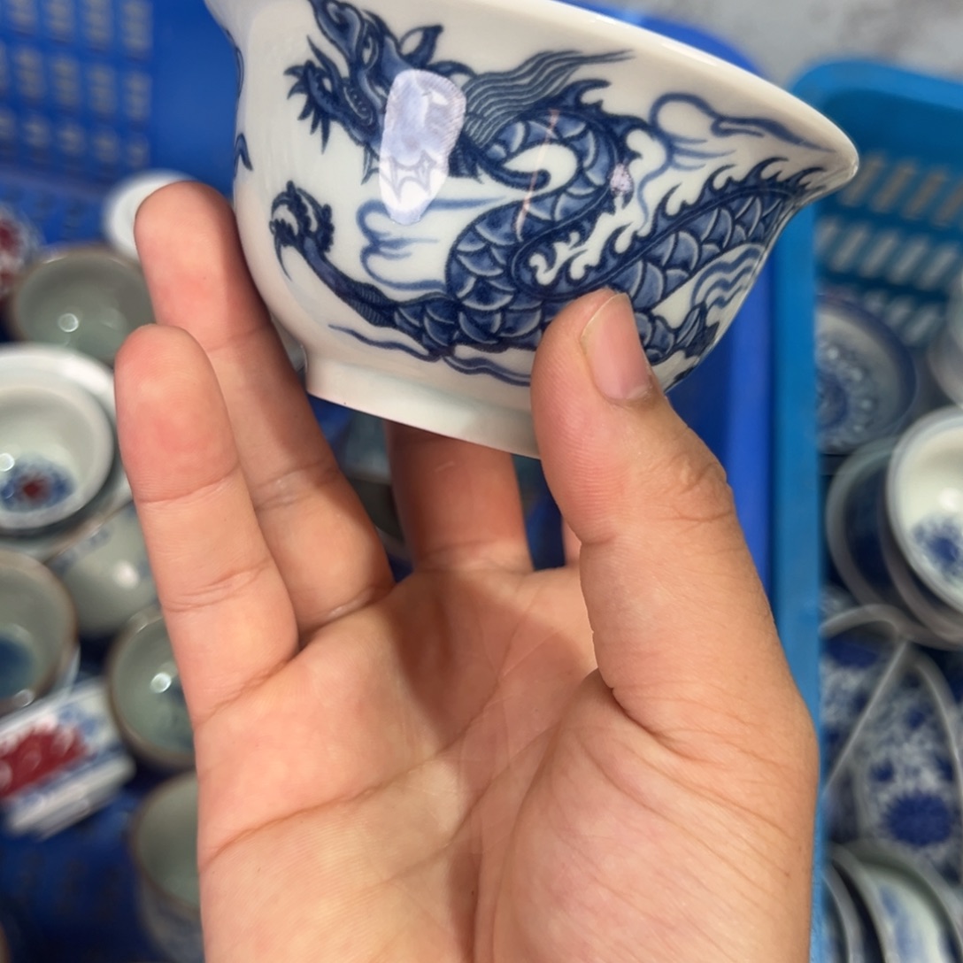 白青花铠甲龙压手杯