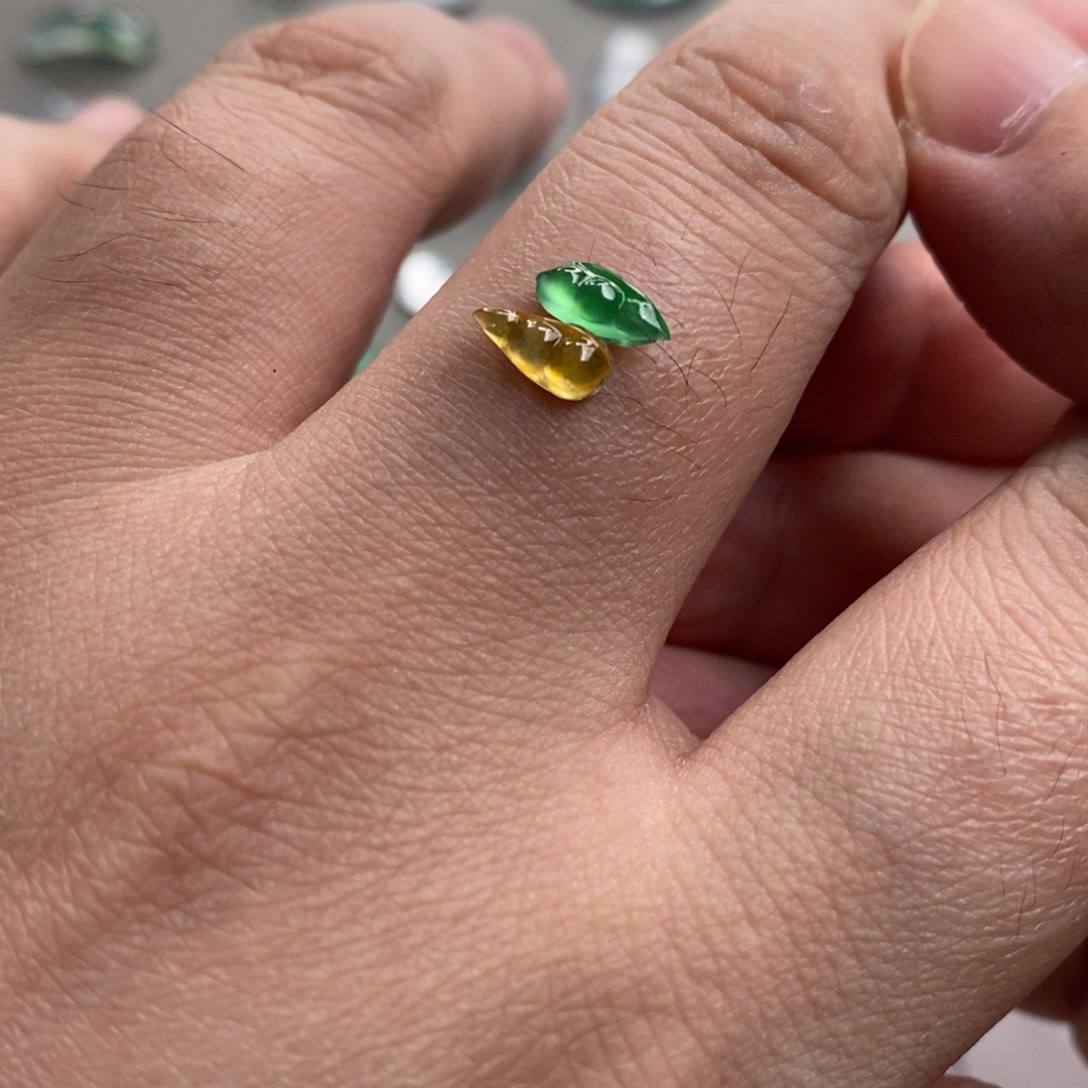 翡翠未镶嵌颈饰豆子