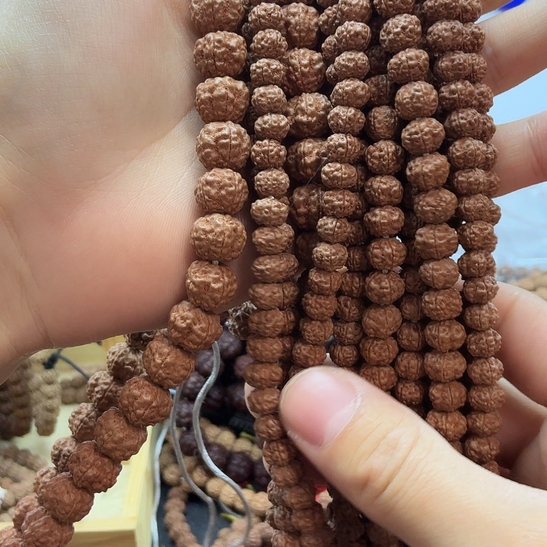 吊坠金刚菩提花魁，一条保手持