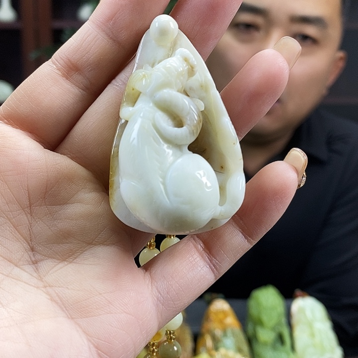 蛇纹石玉吊坠未镶嵌