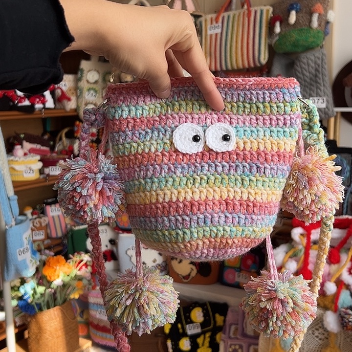 织绣斑斓小怪兽手机包