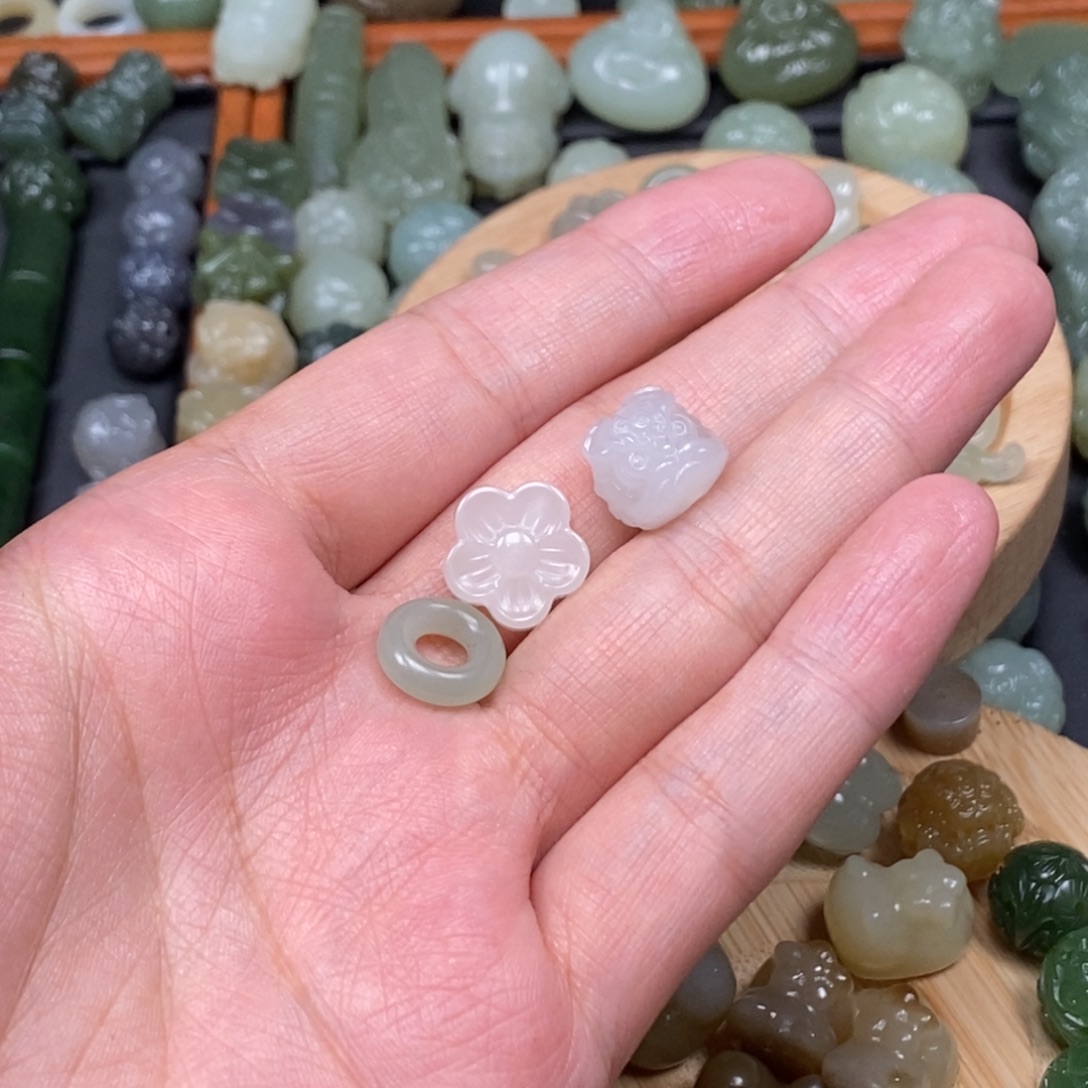 牧***牧和田玉未镶嵌颈饰