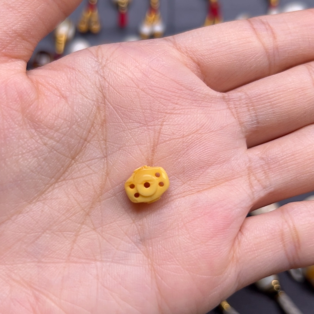 琥珀未镶嵌裸石8.2mm