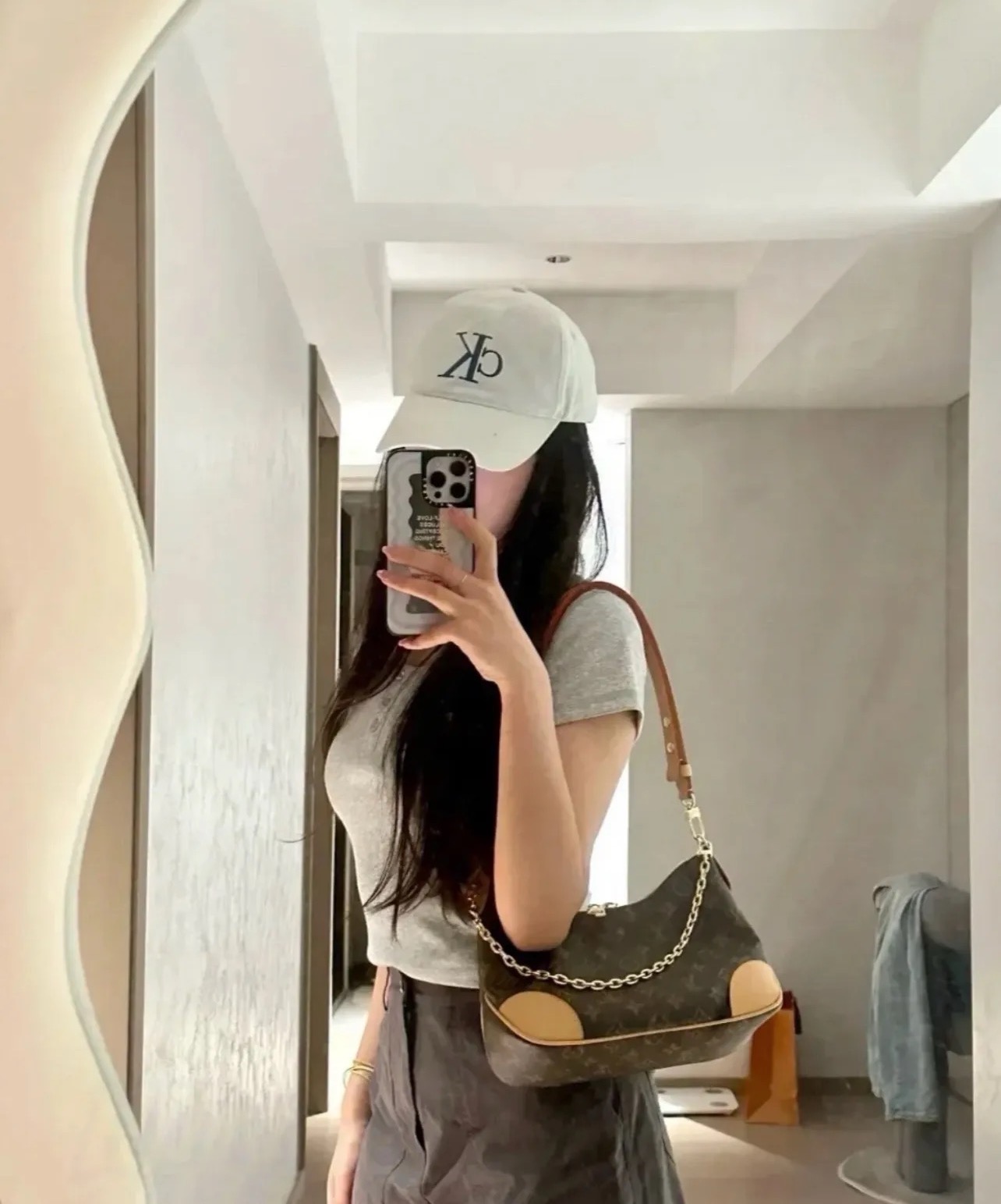 L V 字母徽标 老花 手提单肩包