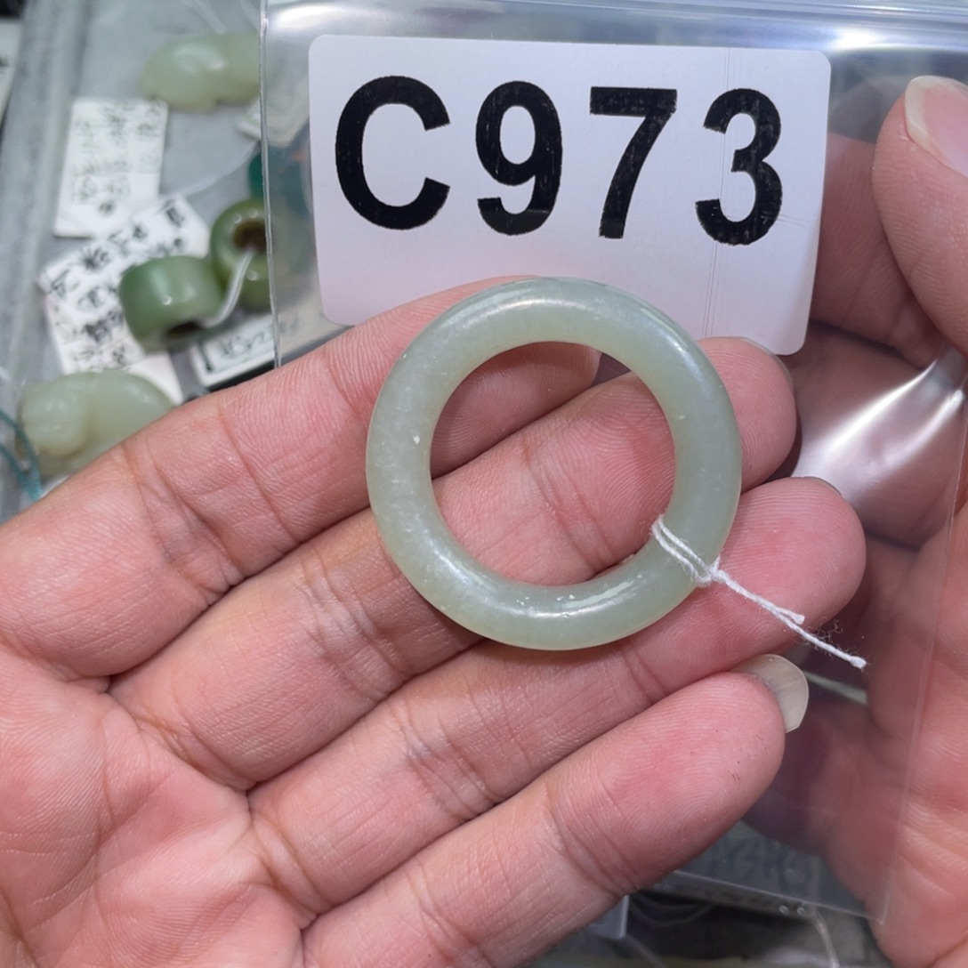 吃***豆和田玉未镶嵌颈饰