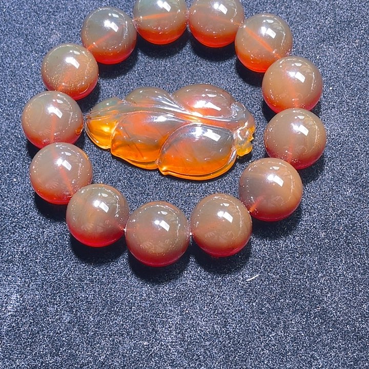 琥珀未镶嵌手链棕珀带蜜的手串重42克，棕红雕件重12.8克，干净