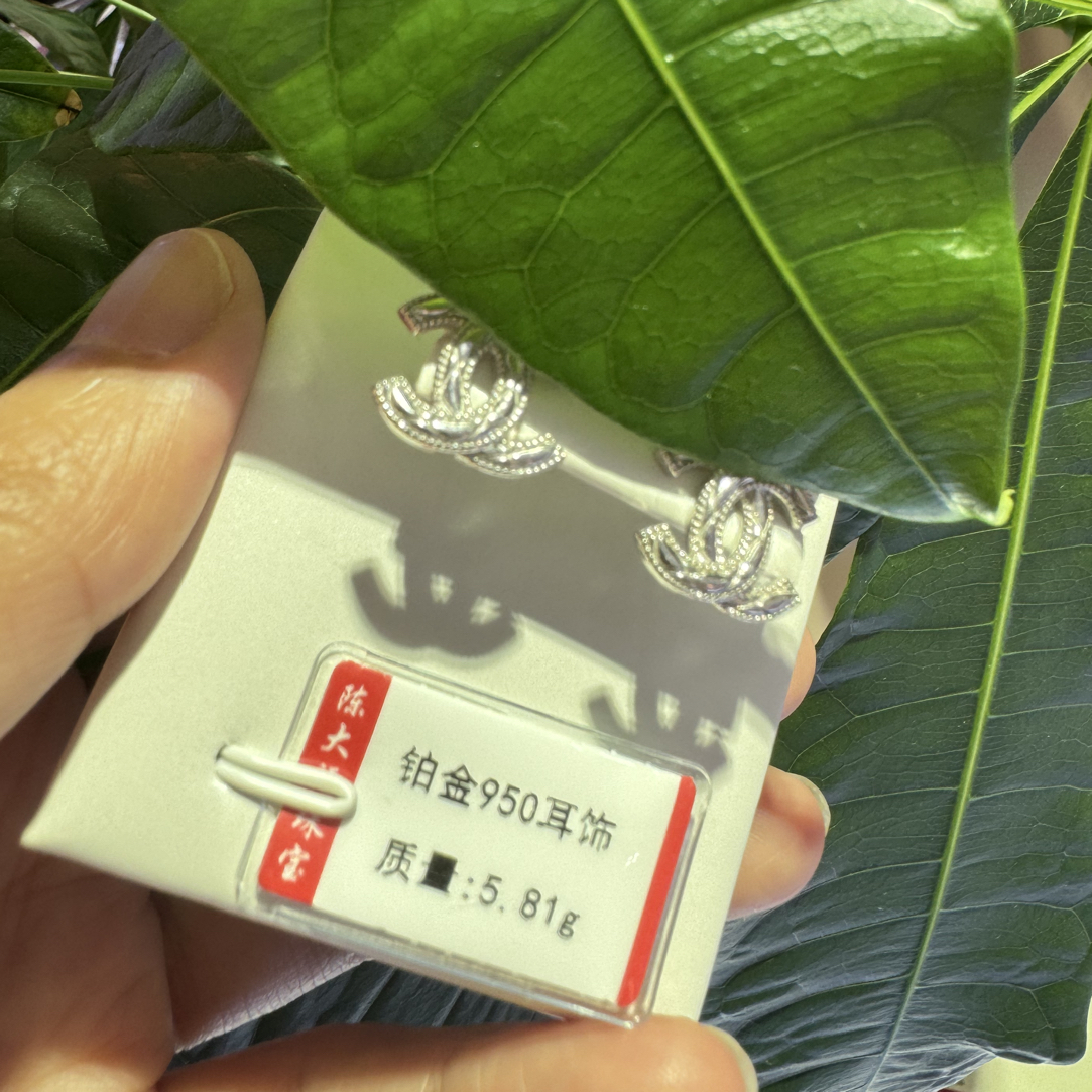铂金950耳钉 重5.81克