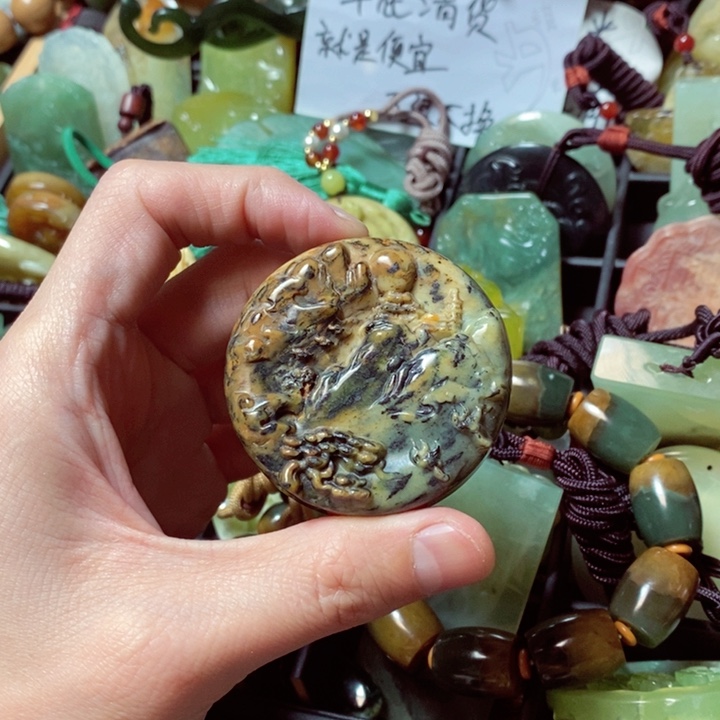 蛇纹石玉颈饰未镶嵌