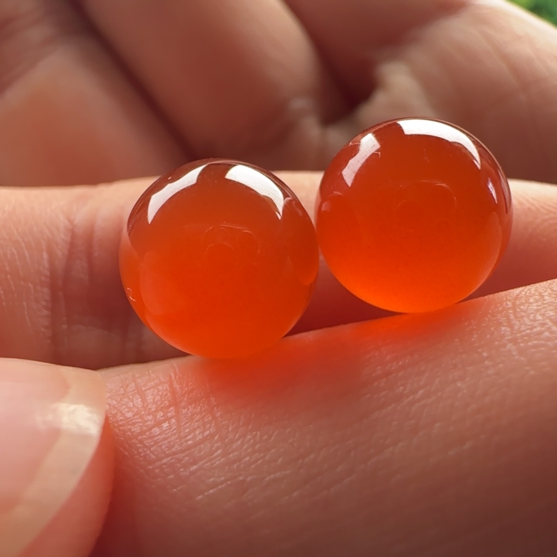 南红玛瑙未镶嵌圆对珠：9.7冰红满细砂 无纹 荧光度很高