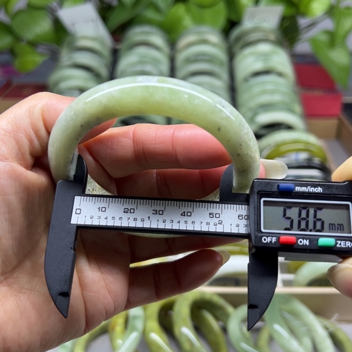 蛇纹石玉未镶嵌手镯23