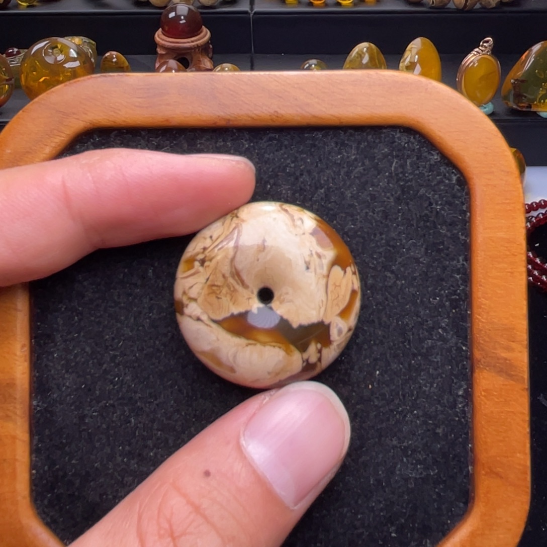 琥珀未镶嵌颈饰白瓷溶洞平安扣