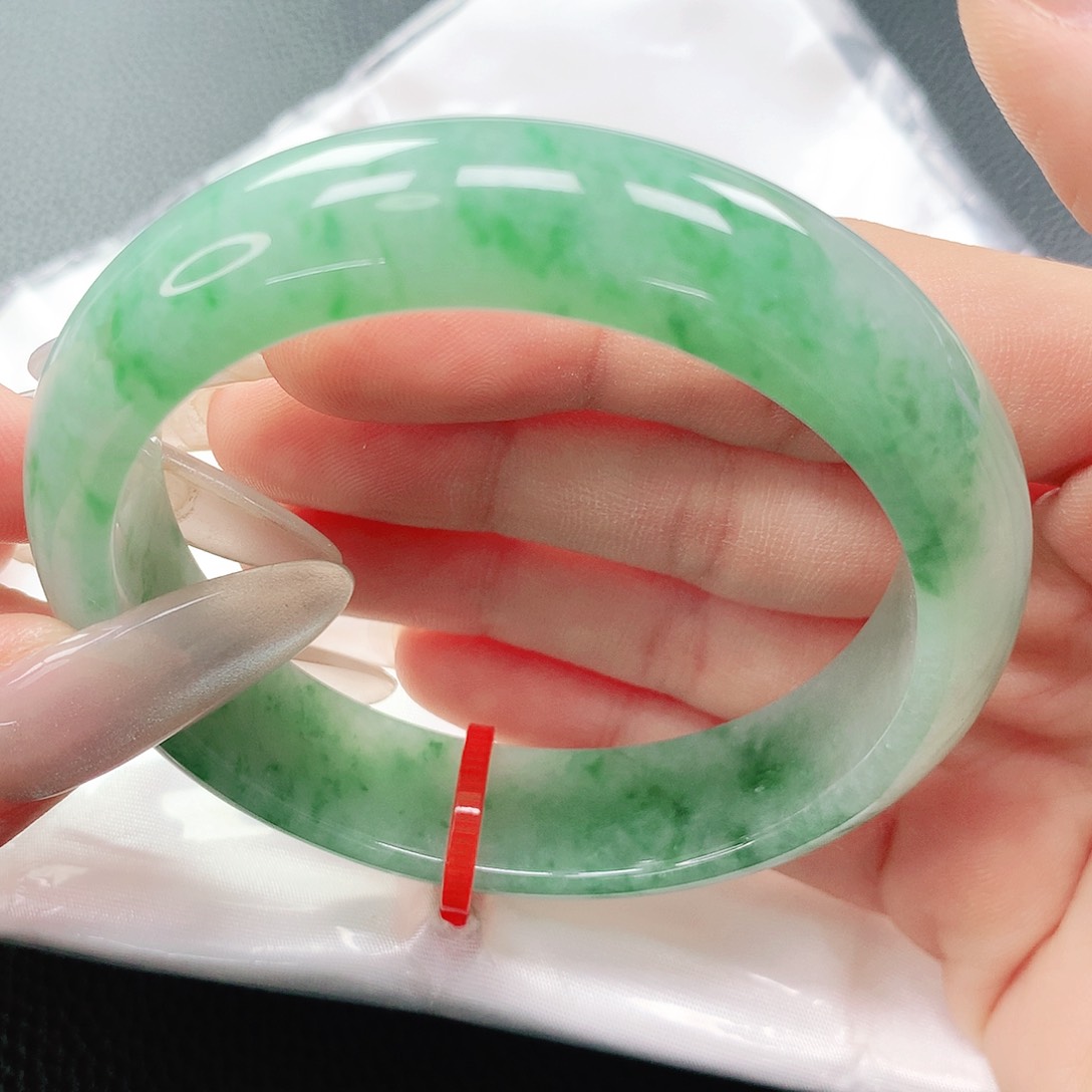 翡翠手镯未镶嵌55圈