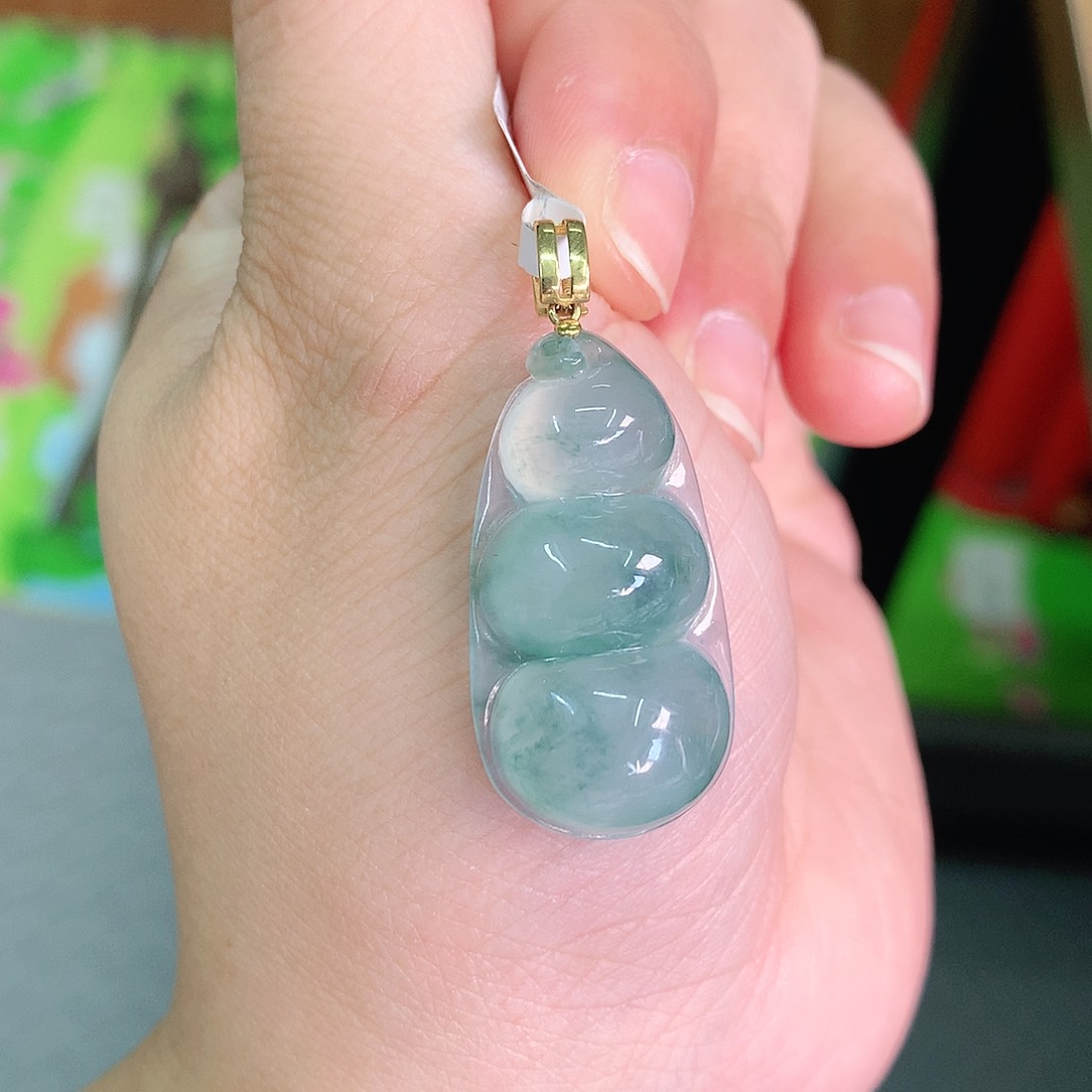 翡翠颈饰18K金镶嵌冰胶飘绿大豆子31*16.4*7.4