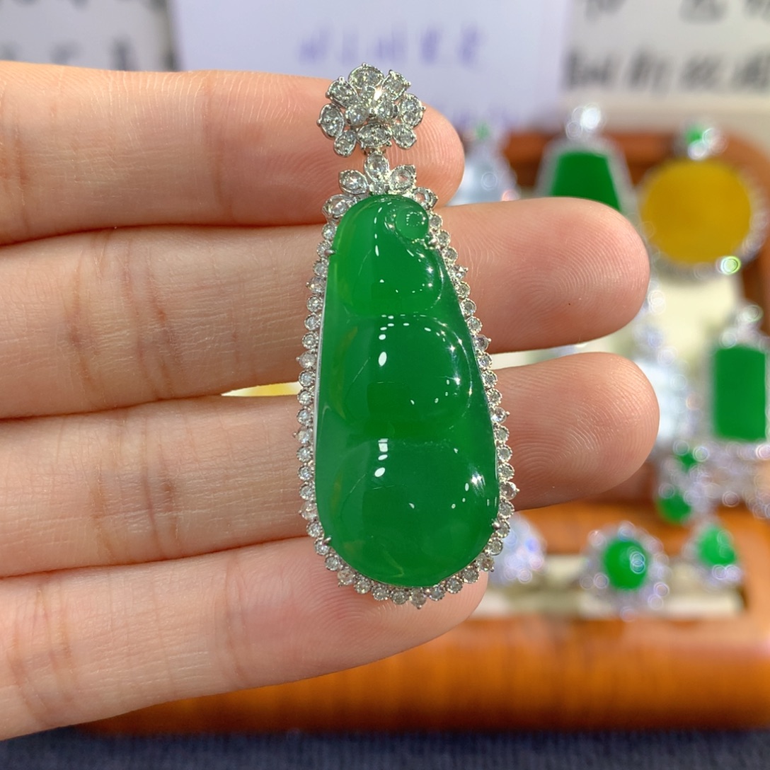翡翠18K金镶嵌吊坠(不含链)福豆
