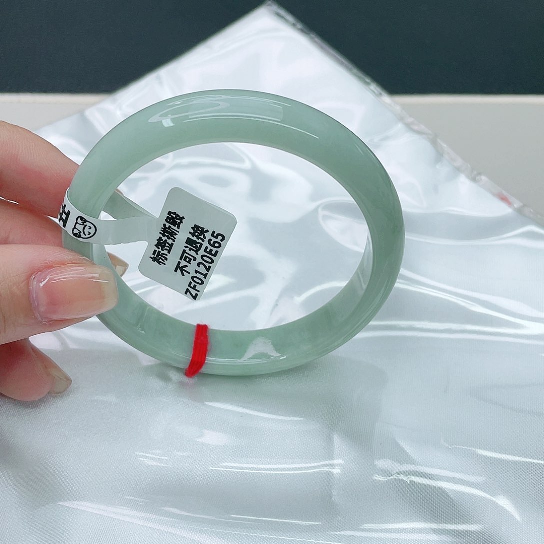 翡翠手镯未镶嵌正57