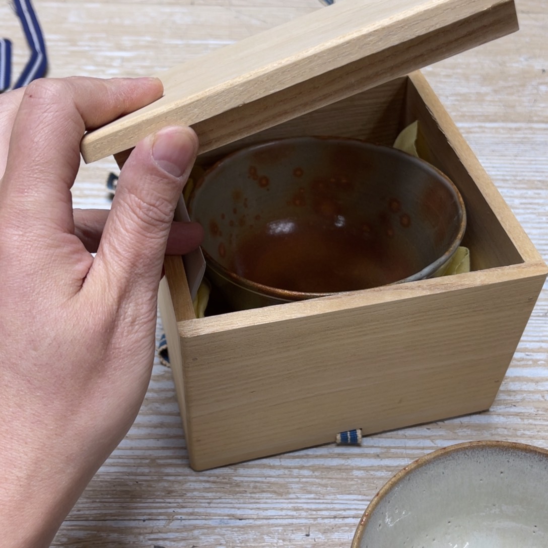 瓷片东**文密密麻麻地排列着一个