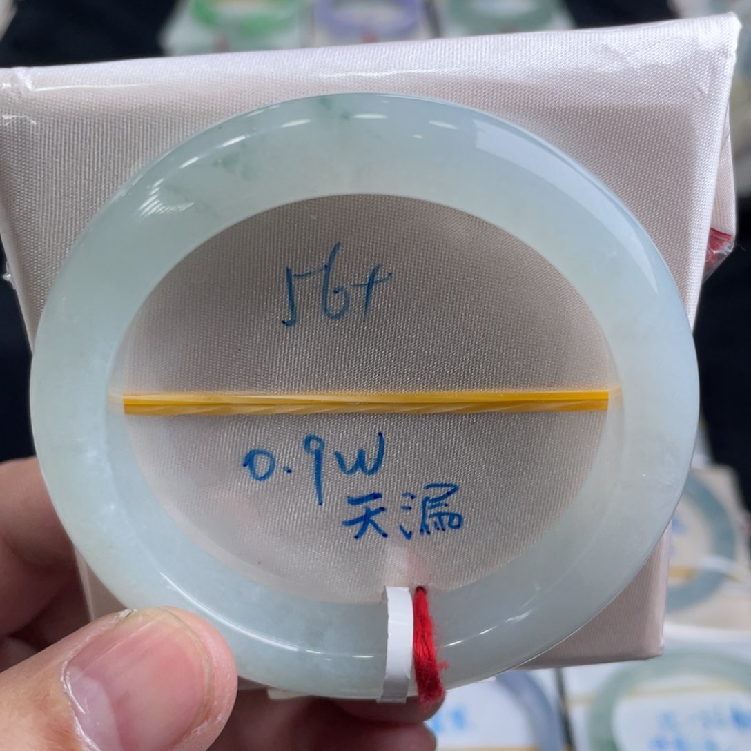 翡翠手镯未镶嵌翡翠手镯