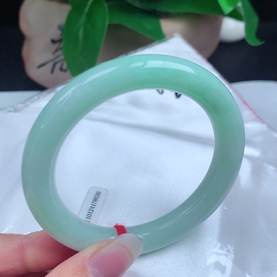 翡翠手镯未镶嵌      圆条54.7 甜绿色