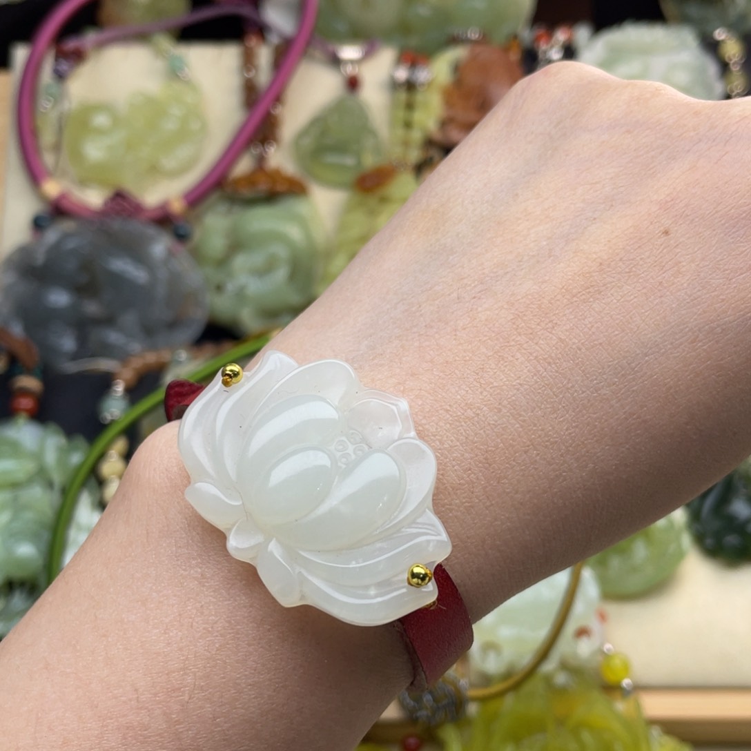 蛇纹石玉颈饰未镶嵌