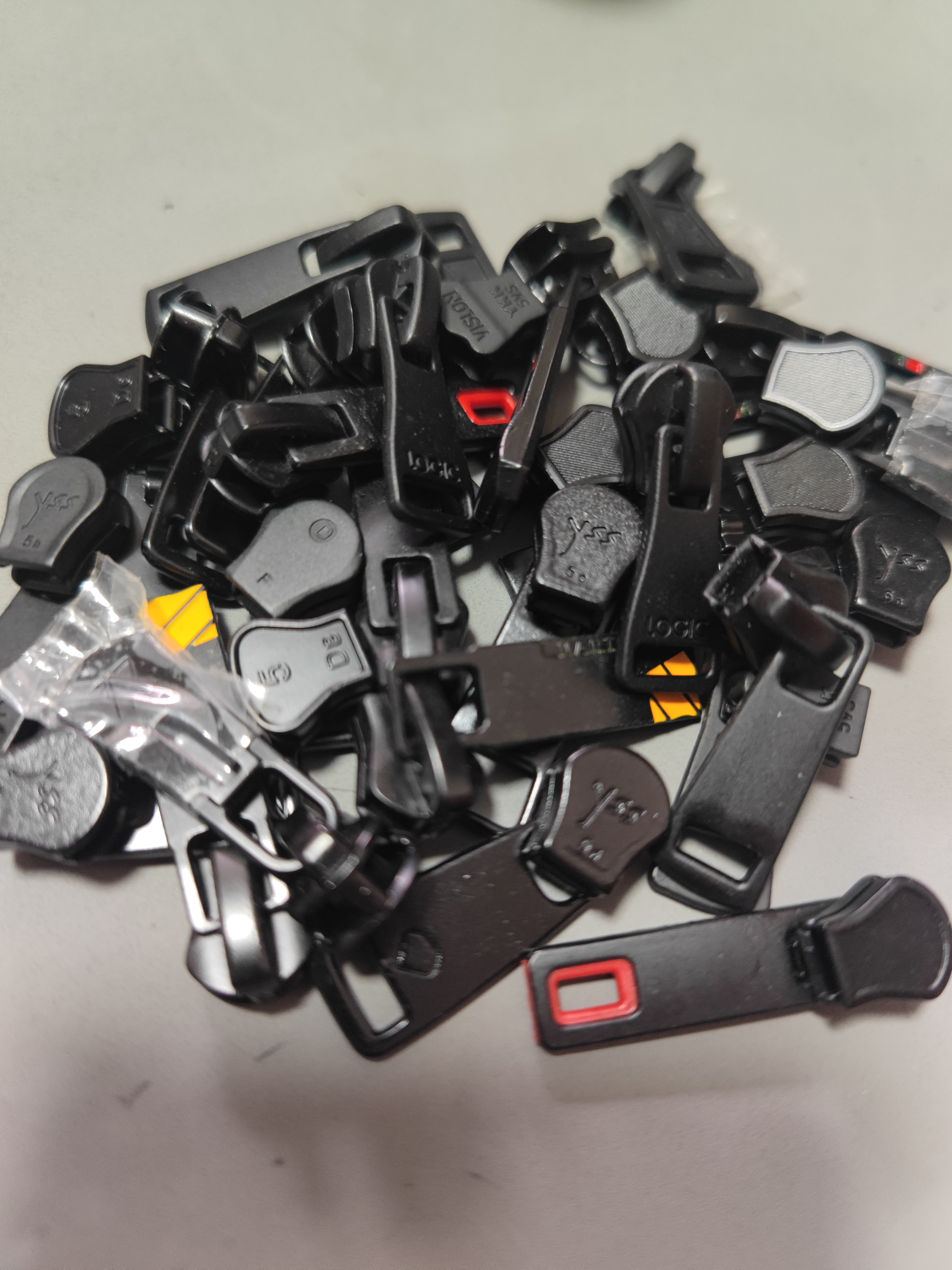 5号树脂拉链高档黑漆拉头，一包30个，手感漆磨砂黑漆拉头，加厚好用