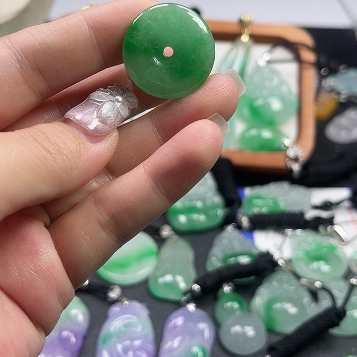 翡翠未镶嵌颈饰平安扣