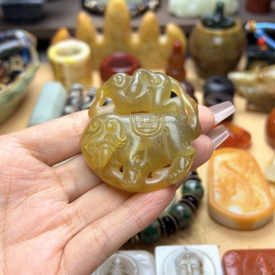蛇纹石玉未镶嵌颈饰