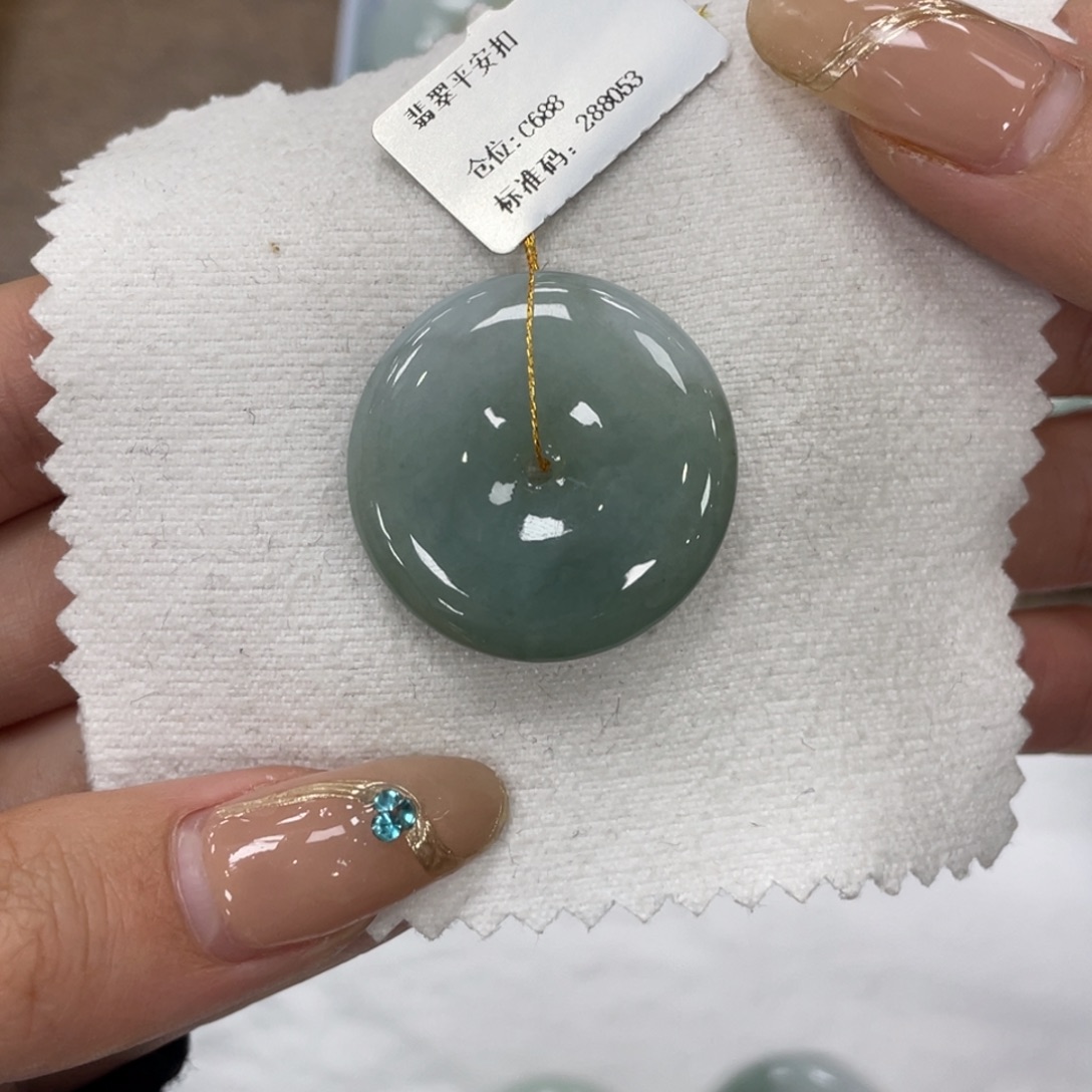 翡翠未镶嵌颈饰平安扣