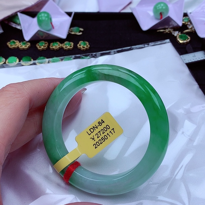 翡翠手镯未镶嵌翡翠